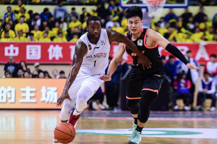  网坛新锐挑战传统，年轻力量改写格局