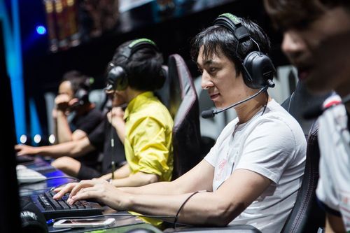  电竞天才少年横空出世，单场五杀震撼全场  