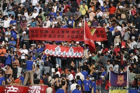  球迷助威声震穹顶，魔鬼主场缔造不败神话