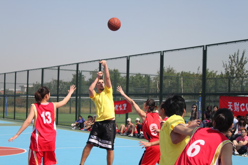  篮球友谊赛促进交流，跨国对决增进友谊