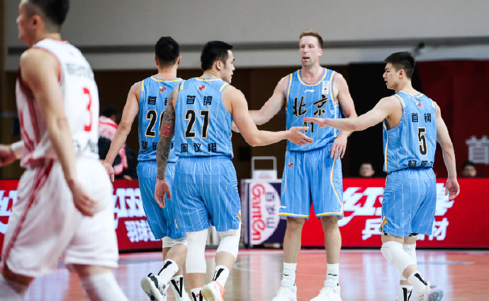  上海男篮外援发威，客场力克北京首钢队