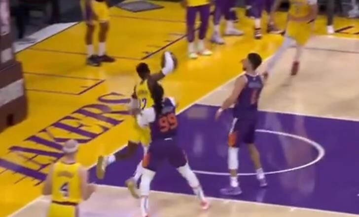  扣篮大赛激情上演，空中飞人争夺桂冠