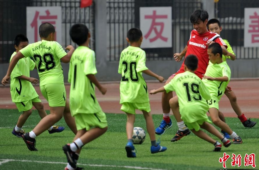  绿茵激战正酣，豪门球队强势争冠