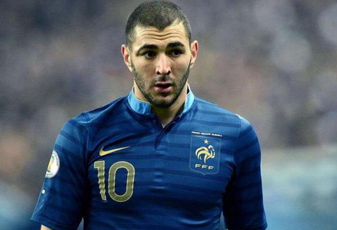  足坛名帅执教新政，战术革新引领潮流  