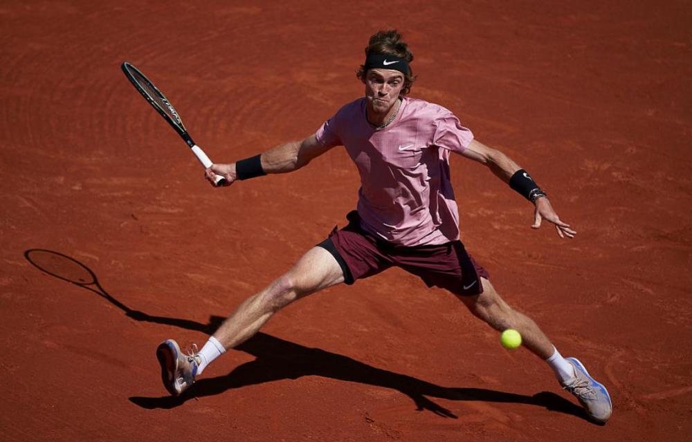  卢布列夫苦战五盘过关，硬地赛季渐入佳境